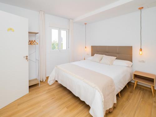 托雷德本纳贾尔邦Cubo's Hostal William's Sunny 1 with Breakfast的白色的卧室设有一张大床和一个窗户