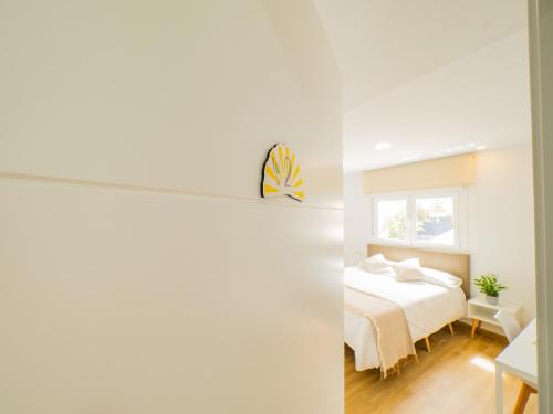 托雷德本纳贾尔邦Cubo's Hostal William's Sunny 2 with Breakfast的白色的卧室设有床和窗户
