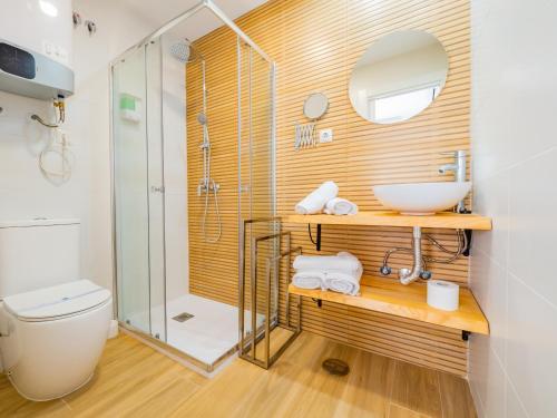 托雷德本纳贾尔邦Cubo's Hostal William's Sunny 2 with Breakfast的浴室配有卫生间、盥洗盆和淋浴。