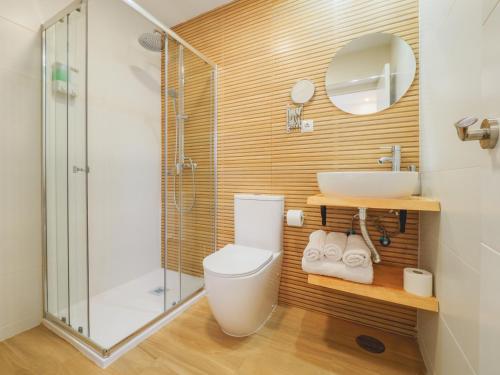 托雷德本纳贾尔邦Cubo's Hostal William's Sunny 5 with Breakfast的浴室配有卫生间、盥洗盆和淋浴。