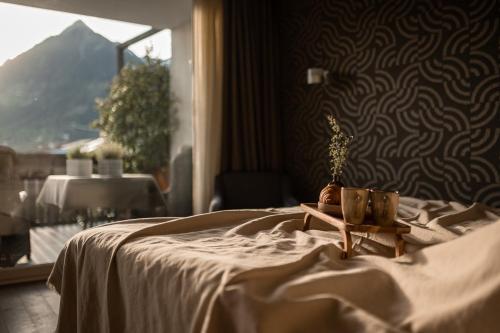 思科纳Landpalais Goyenhof - Deluxe Suites & Breakfast的一间卧室配有一张带桌子和窗户的床
