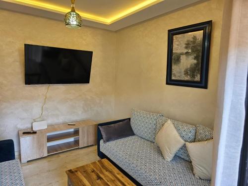 马拉喀什Appartement de rêve 2的带沙发和平面电视的客厅