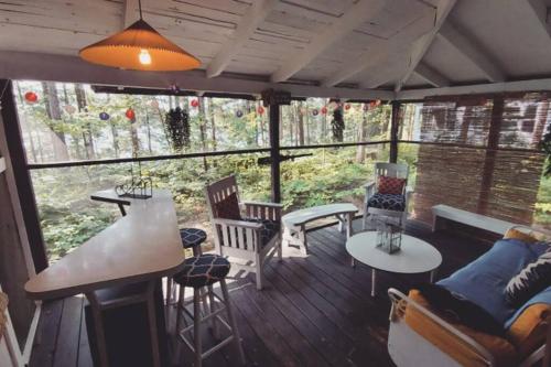 GlenfieldGrant Island Waterfront Cottage Brantingham Lk - Dogs Love - Worlds Raddest Island的门廊上设有桌椅,