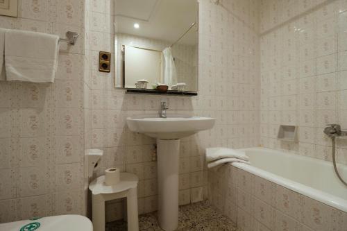 维耶拉德拉瓦尔酒店的浴室配有盥洗盆、卫生间和浴缸。