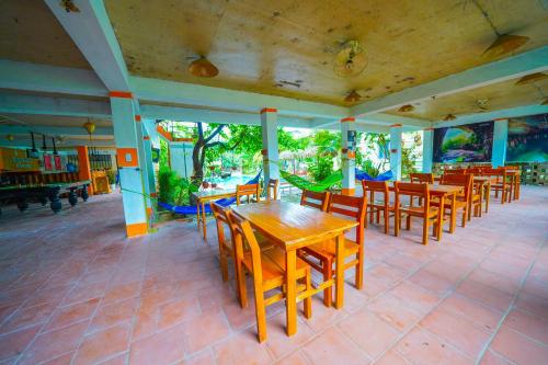 峰牙Phong Nha Dawn Home的用餐室配有木桌和椅子