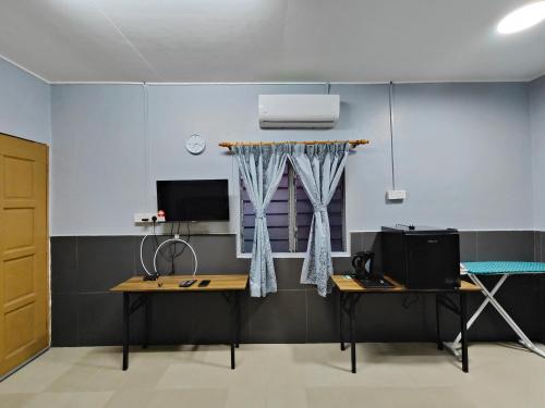 马六甲TBE Room2stay at Jalan BR3的客房设有书桌、电视和窗户。
