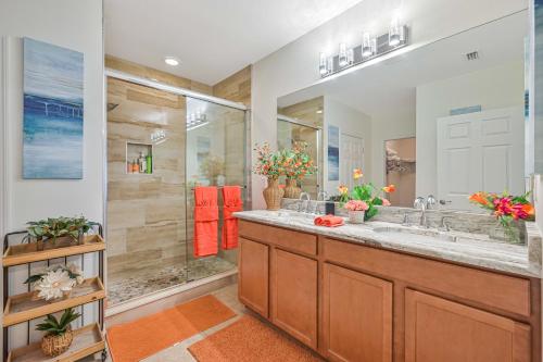 珊瑚角VILLA AWESOME!的一间带双人盥洗盆和淋浴的浴室