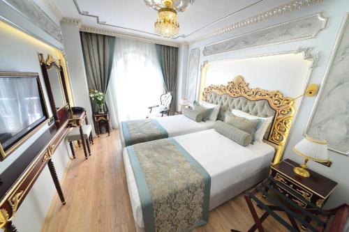 伊斯坦布尔Golden Marmara Hotel的一间卧室配有一张大床和电视