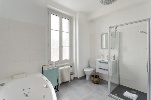 圣马洛Villa Sainte Geneviève的带淋浴和盥洗盆的白色浴室