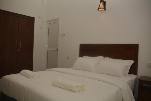 基图尔格勒Leon Hilltop Resort的一间卧室配有一张床,上面有两条毛巾