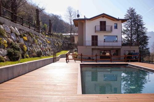 巴尔齐奥Garni Le Grigne的房屋前有游泳池的房子