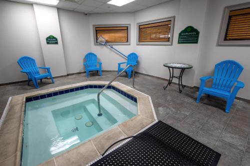 拉斐特拉斐特机场温德姆集团温盖特酒店的一个带蓝色椅子的等候室里的一个游泳池