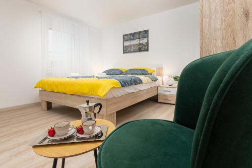 普拉Apartment Ena Arena Pula的卧室配有1张床、1张桌子和1把椅子