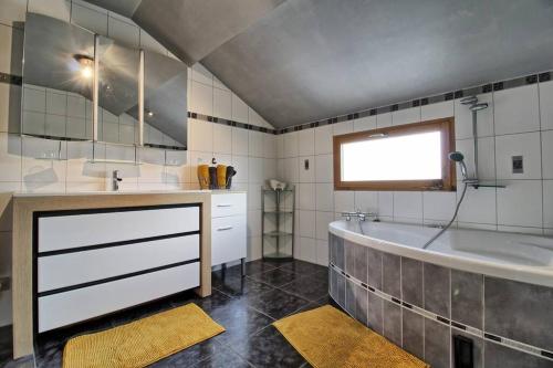 希伯维列Maison Le Vignoble avec jardin - 6 personnes的带浴缸和盥洗盆的浴室