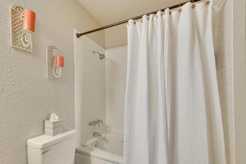 优马Yuma Vacation Rental with Community Pool!的浴室配有白色的浴帘和卫生间