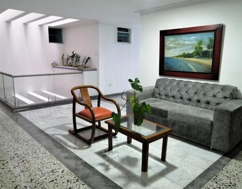辛塞莱霍Hotel Panorama的客厅配有沙发和椅子