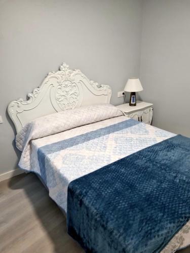 维戈Casa Alcabre (Samil)的一间卧室配有一张带蓝色毯子的床