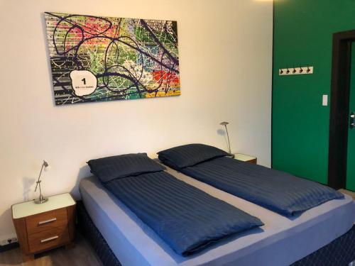 汉斯特霍尔姆La Ola的卧室配有一张床,墙上挂有绘画作品