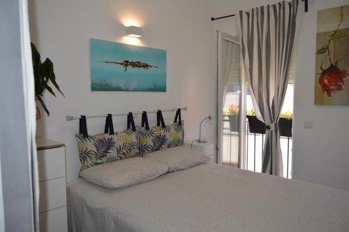 拉戈斯Casinha das Papoilas的一间卧室设有一张床和一个美景窗户。