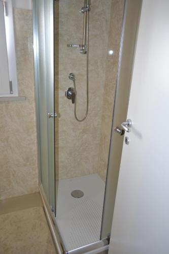 泰尔利齐Attica B&B的浴室里设有玻璃门淋浴