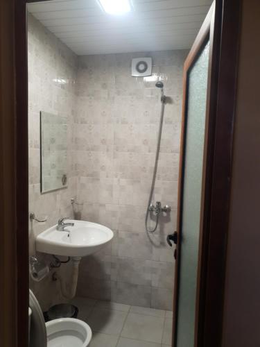 克鲁舒纳Holiday Home Maarata的带淋浴、盥洗盆和卫生间的浴室