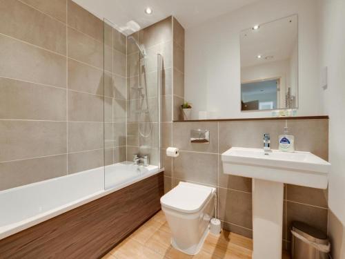 曼彻斯特Modern 2 Bedroom Apartment Manchester Media City的浴室配有卫生间、盥洗盆和淋浴。