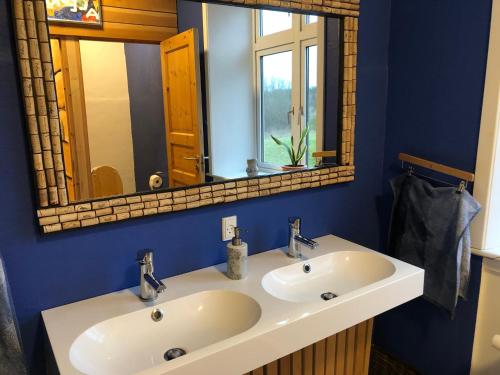 汉斯特霍尔姆La Ola的浴室设有白色水槽和镜子