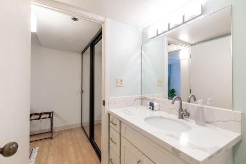 檀香山Spacious Downtown Executive Retreat - Free Parking的一间带水槽和镜子的浴室