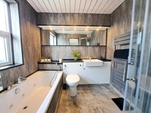 沃特福德Bright 3 Bed Apartment With Terrace, Free Parking!的带浴缸、卫生间和盥洗盆的浴室