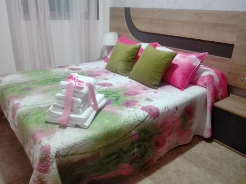 拉雷斯廷加One bedroom apartement at La Restinga Isla del Hierro 200 m away from the beach with wifi的床上方有粉红色的带子