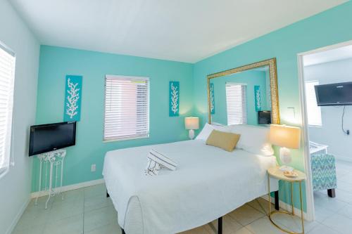 圣徒皮特海滩Cabanas of Treasure Island的一间带大床和电视的卧室