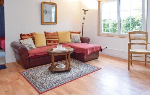 Quinéville哈马奥西蒙度假屋的客厅配有沙发和桌子