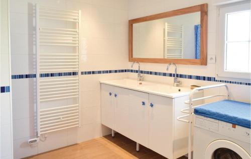 Quinéville哈马奥西蒙度假屋的一间带水槽和镜子的浴室