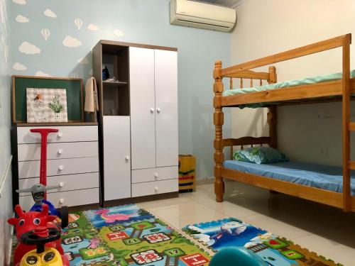 埃斯特城Casa Bignonia Amplio y confortable Ideal para familias con niños y mascotas的卧室配有两张双层床和地毯。