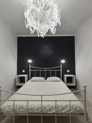 加茨比亚格拉Natura Park的一间卧室配有一张带大吊灯的床