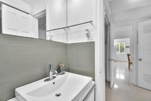 迈阿密海滩Seaheights Villa的白色的浴室设有水槽和镜子