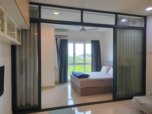 史里肯邦安MyHome S1 At Seri Kembangan With A View的一间卧室设有一张床和一个大窗户