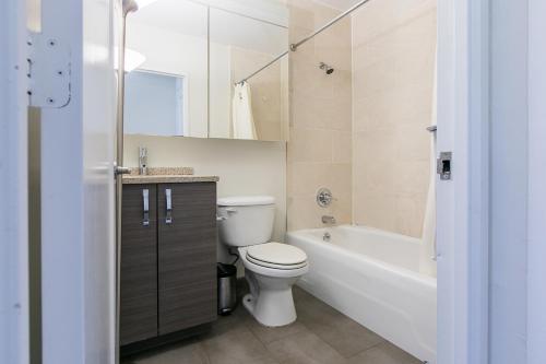 纽约3 BR with Splendid River views的浴室配有卫生间、浴缸和水槽。