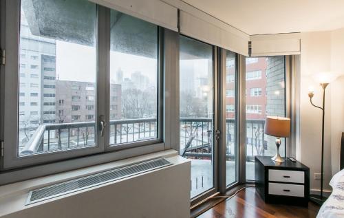 纽约3 BR with Splendid River views的卧室设有大窗户,享有城市美景