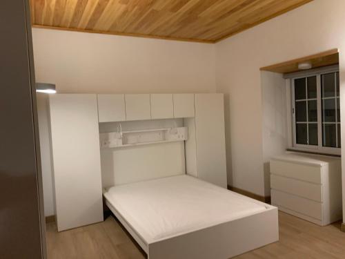 Lajes das FloresFazenda Apartments - Apartment 3的一间小卧室,配有白色的床和窗户
