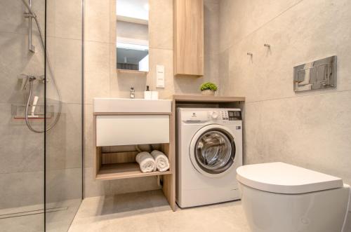 洛格沃Apartamenty Shellter Rogowo - ALL DAY HOLIDAY的一间带洗衣机和卫生间的浴室