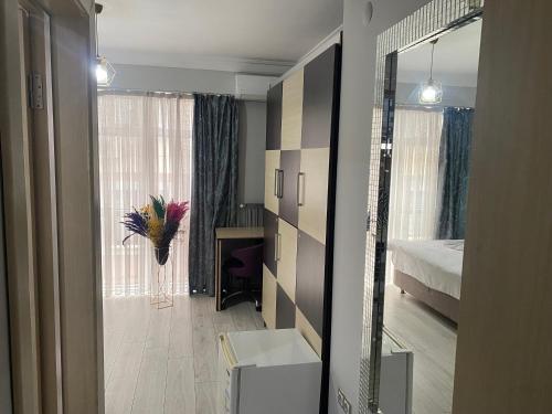 阿塔库姆Ece Han Butik Otel的客房设有带一张床和镜子的卧室