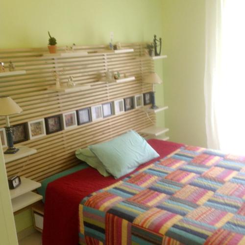 欧什Maison d'une chambre avec jardin clos et wifi a Auch的一间卧室配有一张带木制床头板的床