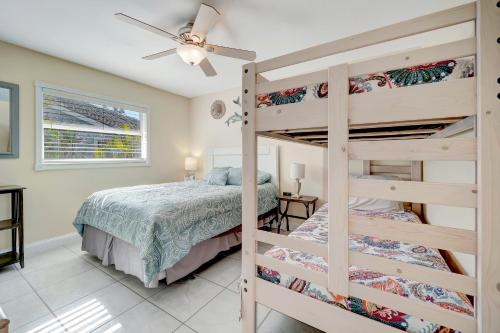 马可岛Marco Beach Escape的一间卧室设有两张双层床和吊扇