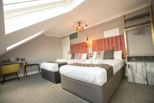 伦敦GRN康福特尔酒店的酒店客房带两张床和楼梯