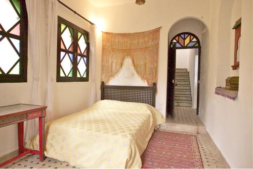 舍夫沙万Dar Rass El Maa的一间带床的卧室,位于带窗户的房间内