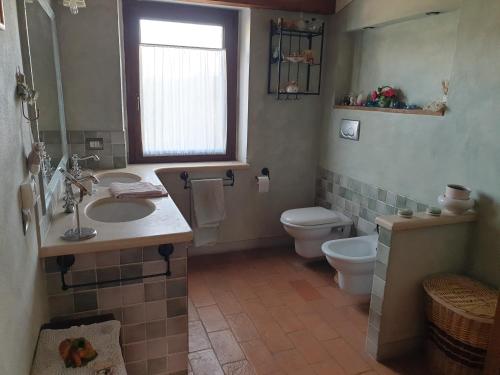 拉波拉诺泰尔梅La Fornace的一间带水槽和卫生间的浴室以及窗户。