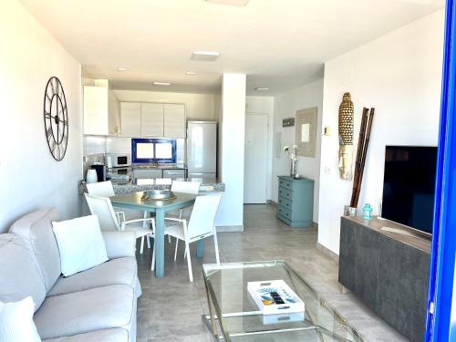 莫哈卡尔Mojacar Espectaculares Vistas al Mar的客厅以及带沙发和桌子的厨房。