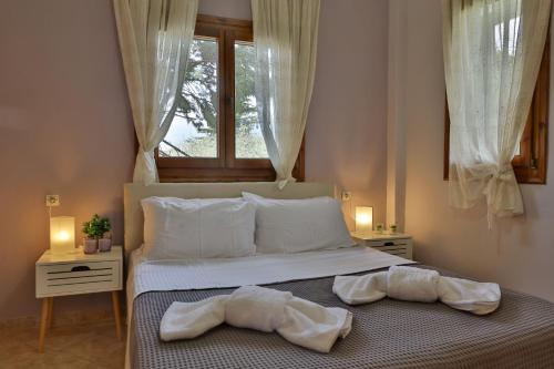 乐托卡亚ZeusPlace Olympus Olive Country House 4的卧室配有带2条毛巾的窗户,位于床上