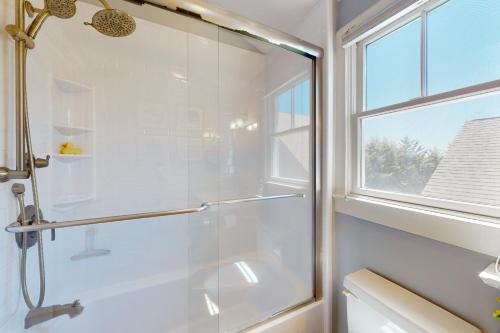 普罗温斯敦Beech Tree Retreat的带窗户的浴室内的玻璃淋浴间